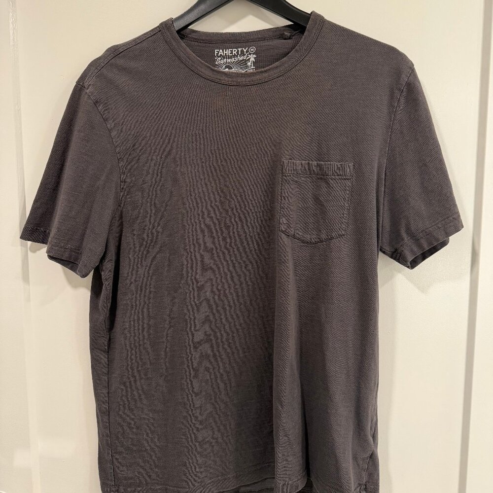 Faherty Sunwashed Pocket Tee – Medium – Graphite